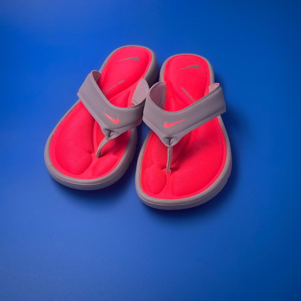 Nike womens size 9 Bright Pink and Gray flip flop Sandals